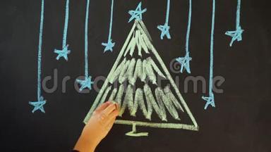 用粉笔在石板上画一棵圣诞树。 新年贺卡海报横幅模板